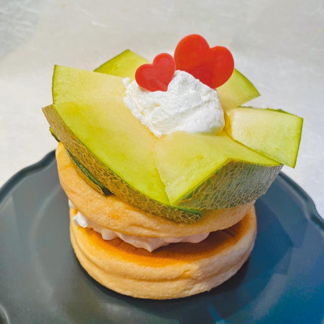 city'super復兴店独家贩售「椿Tsubaki Salon」4吋北海道哈密瓜蛋糕，1100元。（city'super提供）