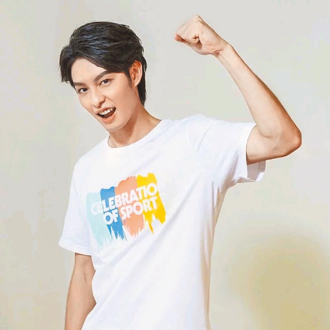 藝人曹佑寧穿的新光三越ASICS短袖上衣，1088元。（新光三越提供）