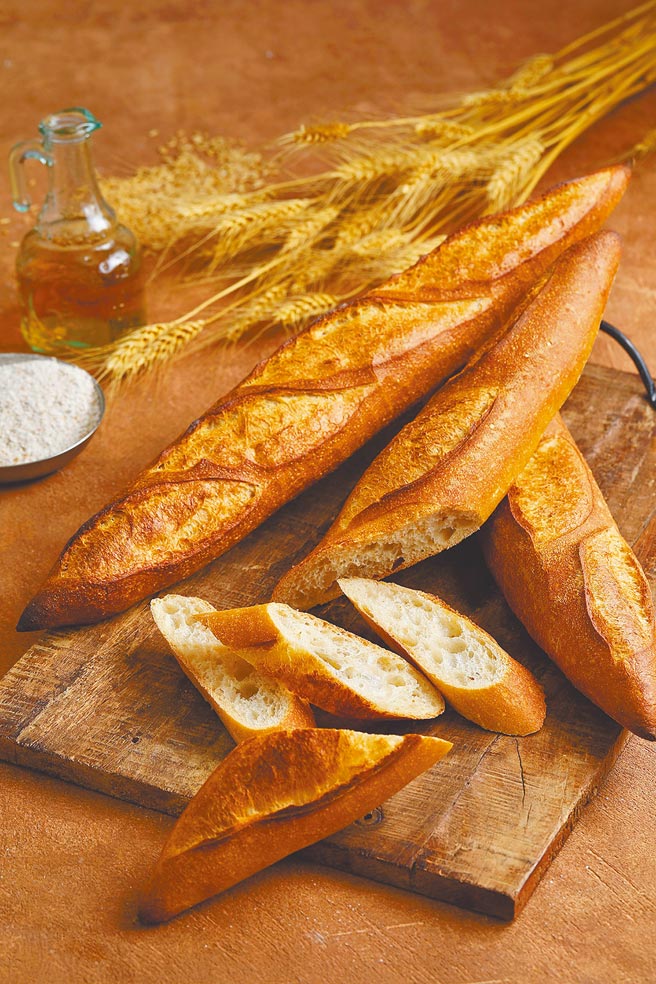 微風廣場、微風南京、微風信義、微風南山MAISON KAYSER，法國魔杖原價110元，30日前買1送1。（微風提供）