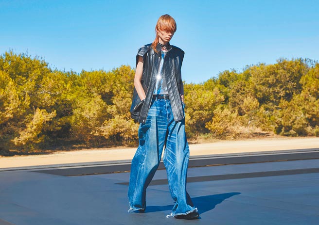 Celine宽松Elephant Jeans让人想到过往Hedi走的极窄路数，但依旧是属于纤细男子的时尚风格。（Celine提供）