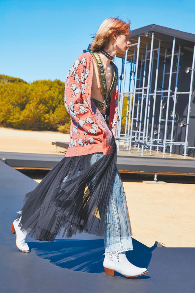 利用不同质材搭配出的层次风格，向来是Celine Boy独有的特色。（Celine提供）