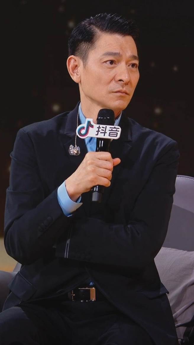 刘德华29⽇晚间与粉丝相约直播互动庆祝出道40周年。（摘自微博）