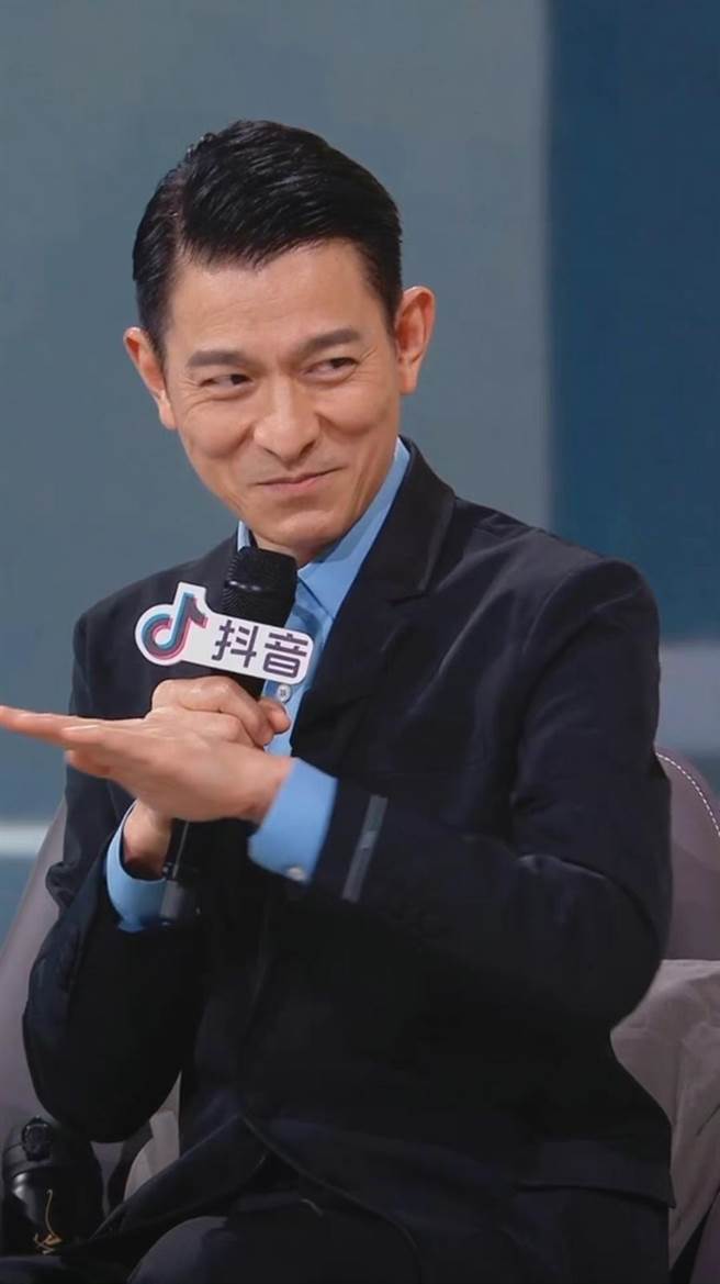 刘德华29⽇晚间与粉丝相约直播互动庆祝出道40周年。（摘自微博）