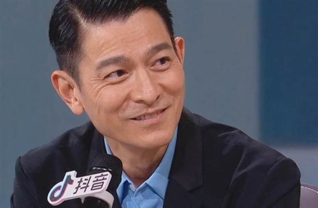 刘德华直播吸上亿粉丝观看。(取自微博)