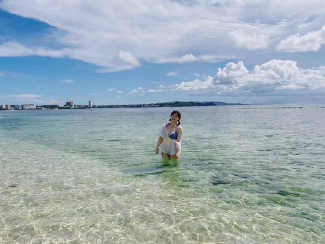楊上昀日前赴關島打疫苗，開心拍攝美照。（意林娛樂提供）