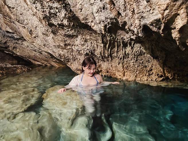 楊上昀日前赴關島打疫苗，開心拍攝美照。（意林娛樂提供）