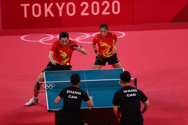 王臻、张默代表加拿大出赛遇上中国队的许昕、刘诗雯，最后输了比赛，媒体与网民没有再继续追杀。（图／路透）