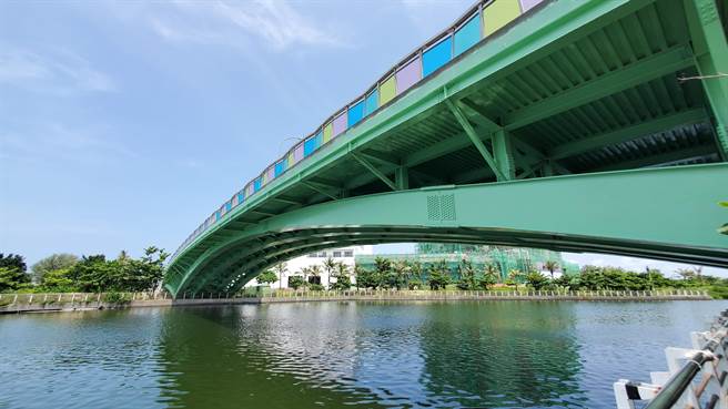 台南市安平区水景桥是游客漫步赏美景打卡的热点之一。（工务局提供／曹婷婷台南传真）