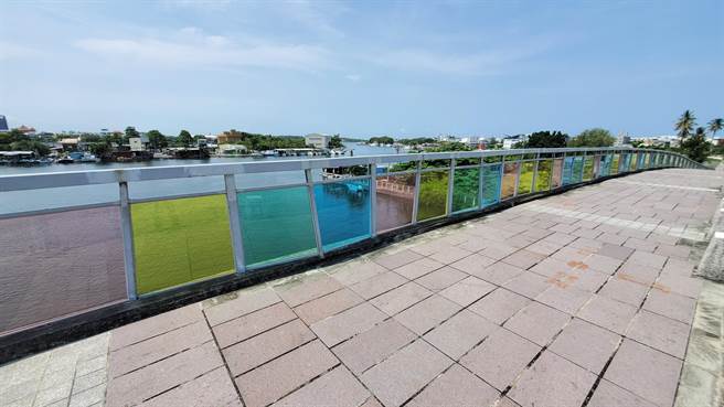 工务局投入1000万元整修，一併将彩色安全玻璃全部更换PC板材，今已完成整修。（工务局提供／曹婷婷台南传真）