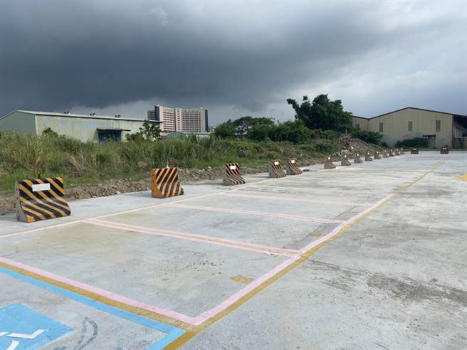 塭仔圳文中一临时平面停车场，8月1日启用。(新北市交通局提供)