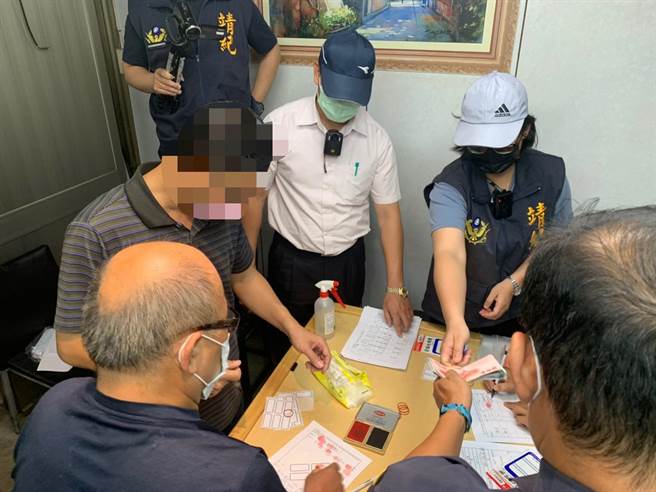 屏东警方在传统市场查获大型赌场。(警方提供)