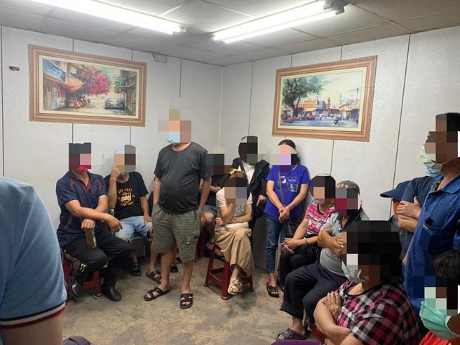 屏东警方在传统市场查获大型赌场。(警方提供)