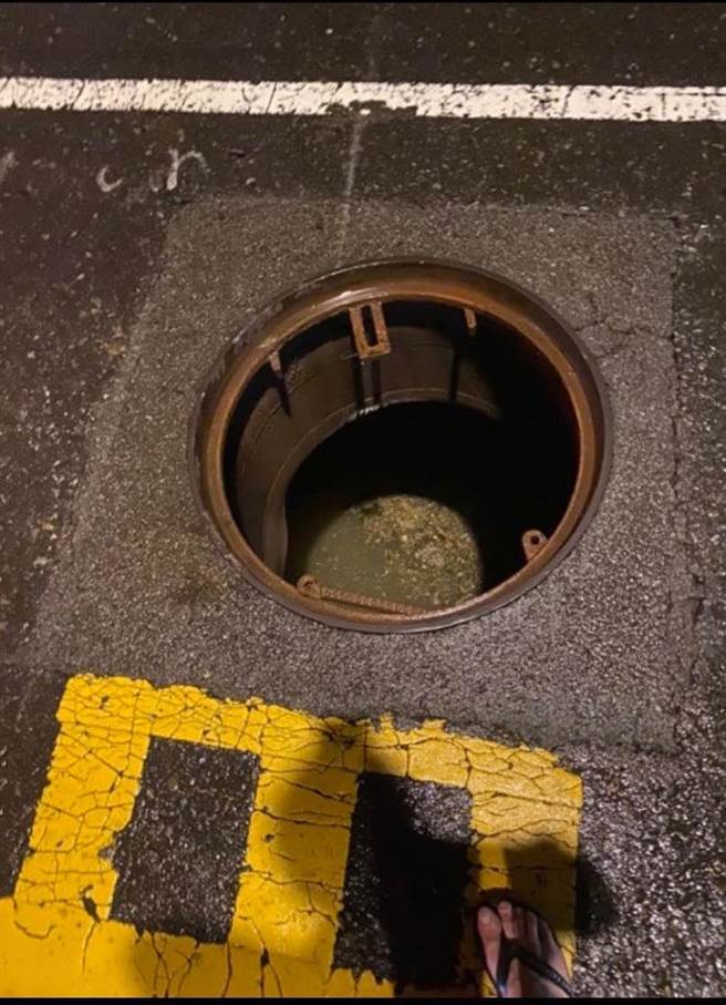 桃園蘆竹南崁路一段路面孔蓋29日晚間疑似因突然強降雨導致孔蓋噴飛，路面出現超過50公分深的大洞。（民眾提供／蕭靈璽桃園傳真）