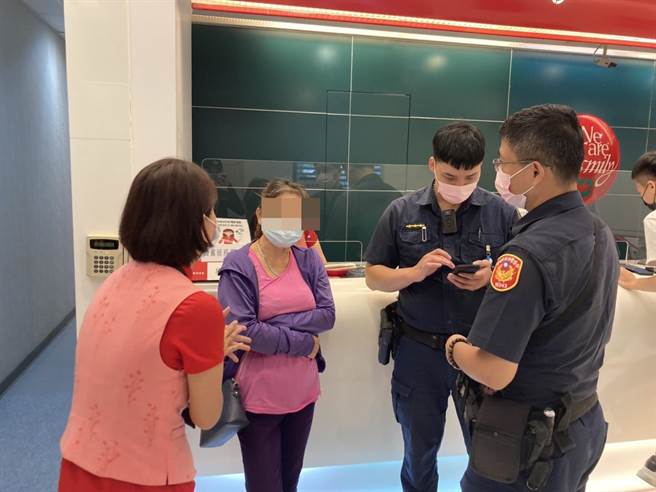 高雄市顏姓婦人誤信投資代為操盤可獲利群組，赴銀行匯50萬，所幸被警方和行員及時勸阻。（翻攝照片／石秀華高雄傳真）