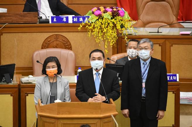 新北市長侯友宜(中)在議會接受質詢。（新北市政府提供）