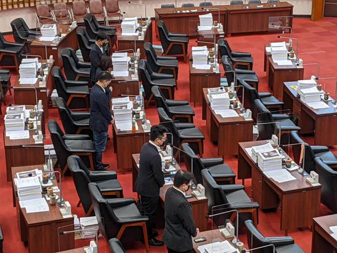 731气爆7周年前夕，高雄巿议会默哀10秒。（曹明正摄）