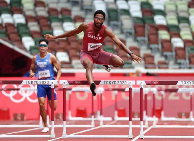 男子400公尺跨栏，中华队陈杰(左)分组第7，无缘准决赛。卡达选手Abderrahman Samba(右)是首轮全体第一名。（路透）