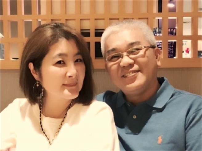 调查局航业处基隆站前组长徐宿良（右）涉嫌与贩毒集团挂勾，偷天换日调包毒品到市面贩售，妻子李翠萍（左）及亲人等帐户也被他拿来藏钱。（赖佑维摄）