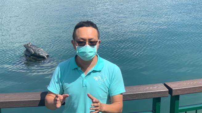 日管处伊达邵管理站主任陈逸全，说明新平台特色。（廖志晃摄