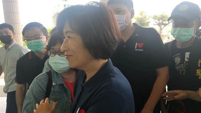 台东县长饶庆铃30日至台东县议会报告纾困振兴，不接下池上乡民的陈情书。（蔡旻妤摄）