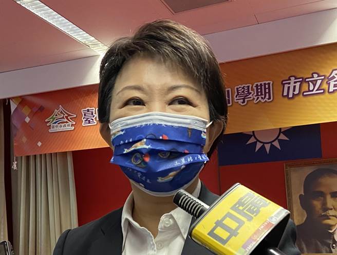 台中市长卢秀燕30日出席校长就职典礼时，特别佩戴王星皓妈妈送给她的口罩，强调人生不是都一帆风顺，不管成绩怎么样，胜不骄败不馁。（卢金足摄）