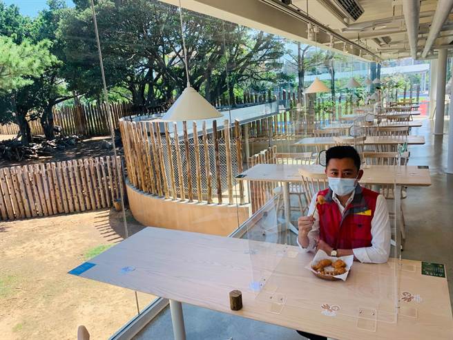 新竹市長林智堅承諾會與中央溝通，延續過去透過民政系統造冊通知長者前來施打疫苗的措施。（邱立雅攝）