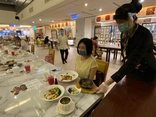 嘉义耐斯王子饭店服务人员戴口罩、防护面罩、手套等全副装备上菜。（廖素慧摄）