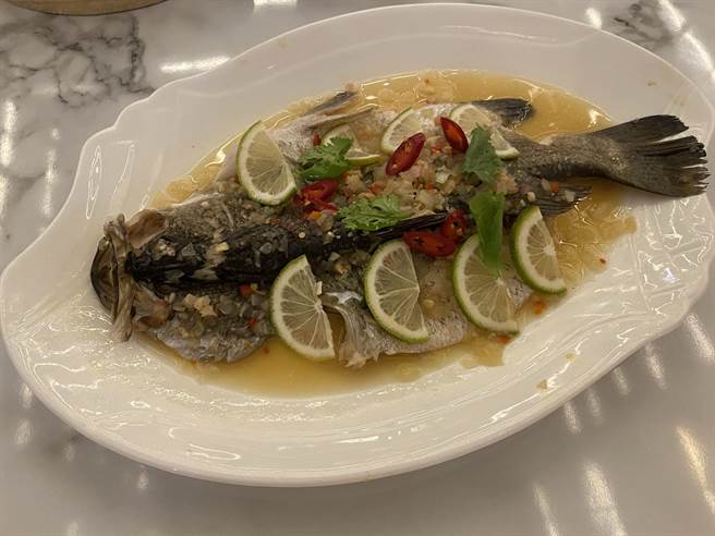 嘉义耐斯王子饭店开放内用，推出泰式料理柠檬鱼套餐，风味地道。（廖素慧摄）