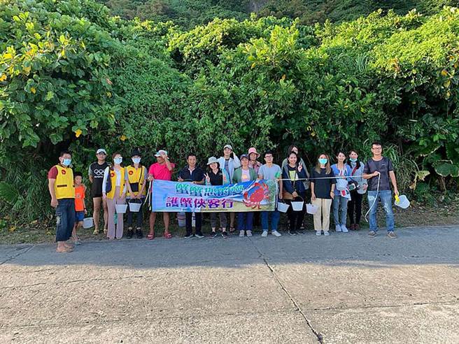 护蟹侠客行(图片：交通部观光局东部海岸国家风景区管理处提供)