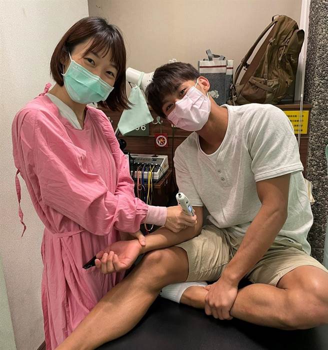 高雄長庚中醫部雷射針灸能幫助專業運動員快速修復損傷，中華隊隊醫、高長中醫部醫師郭純恩透過便攜設備，助台灣柔道好手楊勇緯順利拿下2020東京奧運男子柔道60公斤級銀牌。（高雄長庚提供／袁庭堯高雄傳真）