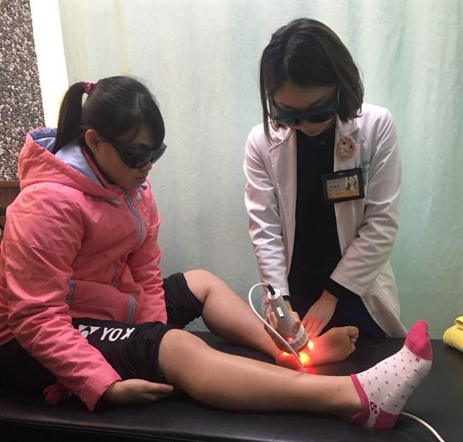 簡便雷射儀器可隨隊使用，直接在場館、醫務室處理選手過度使用或急性損傷的肌腱炎。（高雄長庚提供／袁庭堯高雄傳真）