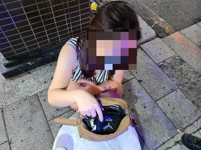 高女见到警方顿时露出惊慌神情，员警上前盘查时，高女主动翻动包包想证明清白，却被眼尖员警发现毒品咖啡包。（翻摄画面／洪浩轩高雄传真）