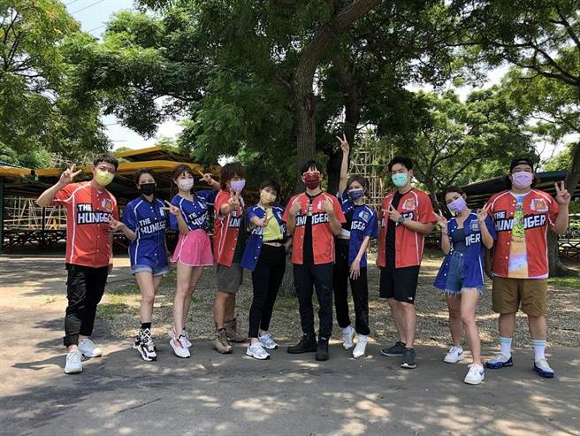 陈随意(左起)、苏晏霈、谢京颖、王仁甫、峮峮、孙协志、「豆花妹」蔡黄汝、许孟哲、徐玮吟、阿庞一起出外景录《飢饿游戏》。（中视提供）