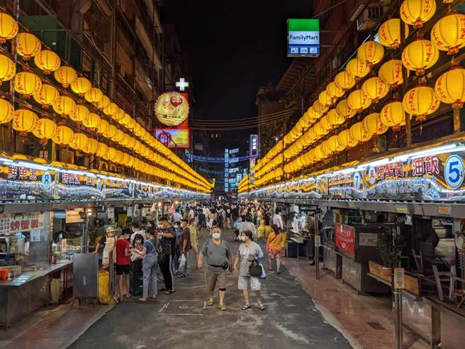 基隆庙口夜市28日人潮爆满，为防止30日晚间及第一个周末人龙大爆炸，基市府产发处进行宣导与疏导政策。（基市府提供／张颖齐基隆传真）