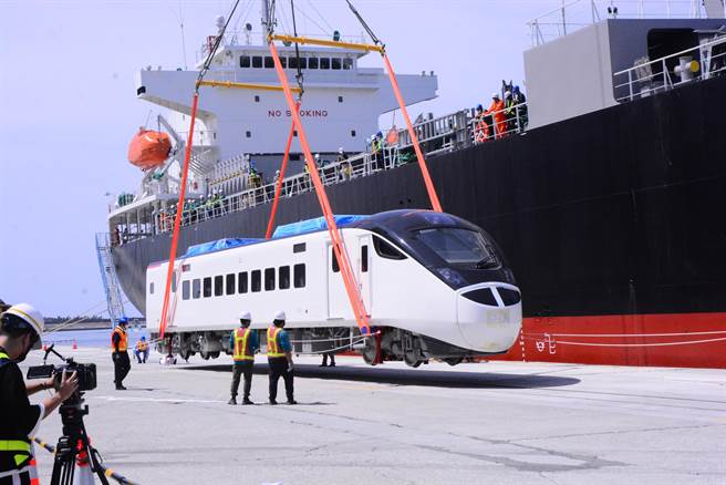 城际列车从货轮上吊挂上岸。（王志伟摄）