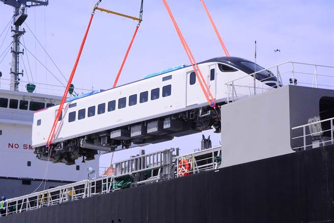 城际列车今天航抵花莲港卸货。（王志伟摄）