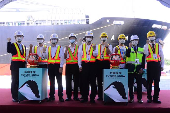 今日上午王国材部长在台铁局长杜微陪同下，到花莲港迎接EMU3000列车抵台，包括立委傅昆萁、刘棹豪、陈欧珀、廖国栋、日本台湾交流协会首席副代表星野光明等人，也都出席一起迎接列车。（王志伟摄）