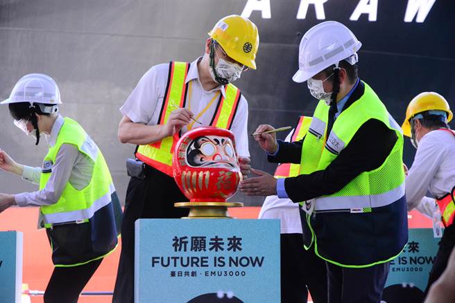 交车典礼遵循传统仪式达摩点睛。（王志伟摄）