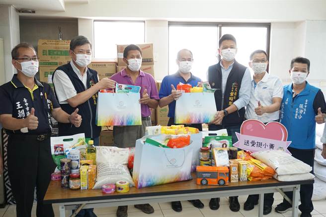 台中市社会局结合交通局赠送小黄运将父亲节暖心礼包，盼协助减轻家户日常开支。（王文吉摄）
