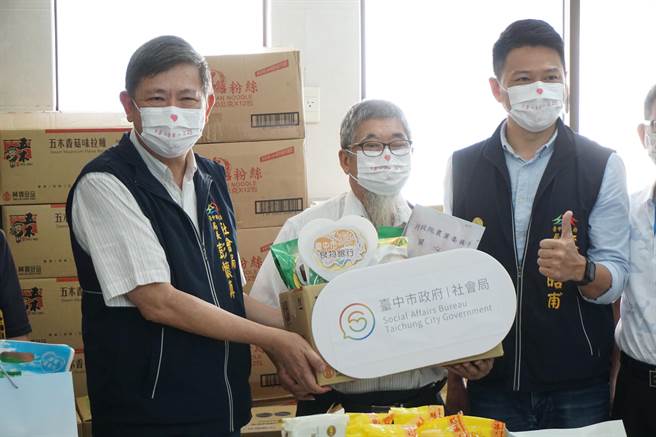 台中市社会局长彭怀真（左）、交通局长叶昭甫（右）致赠小黄运将父亲节暖心礼包。（王文吉摄）