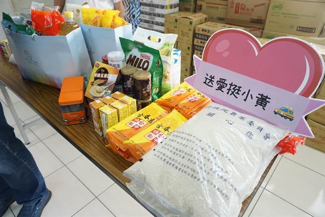 小黄运将父亲节礼包除麵条、罐头等主食，另提供可以即食的易开罐养生甜汤及冲泡饮品等，让在外载客的运将即时补充能量。（王文吉摄）