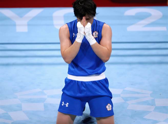 陈念琴赛后跪在擂台上，将比赛献给大家。（路透）