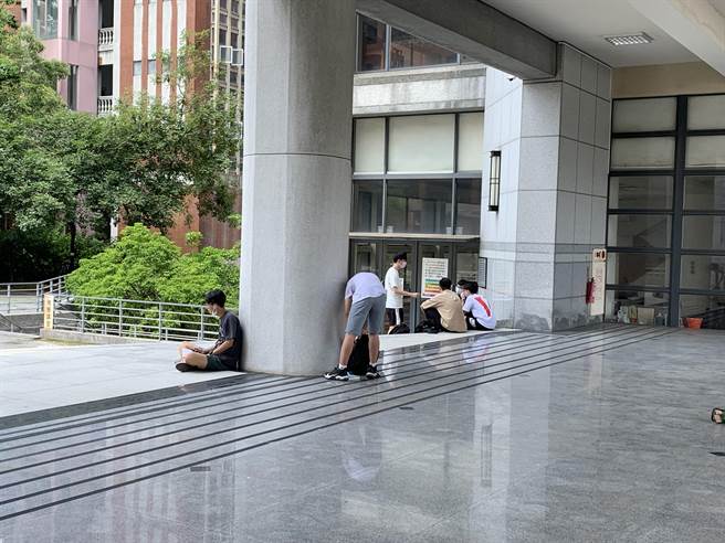 大学指考最后一天，考生认为歷史、地理科目考题还算难易适中。(林欣仪摄)