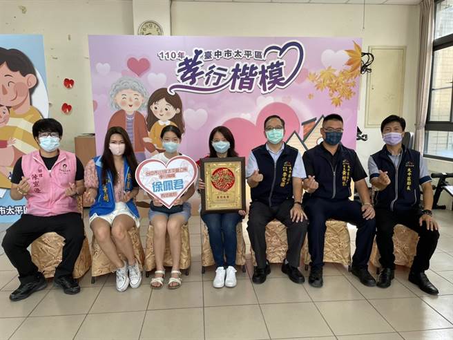 在超市工作的徐佩君(左三)獲太平區福隆里推薦獲選為太平區孝行楷模。（馮惠宜攝）