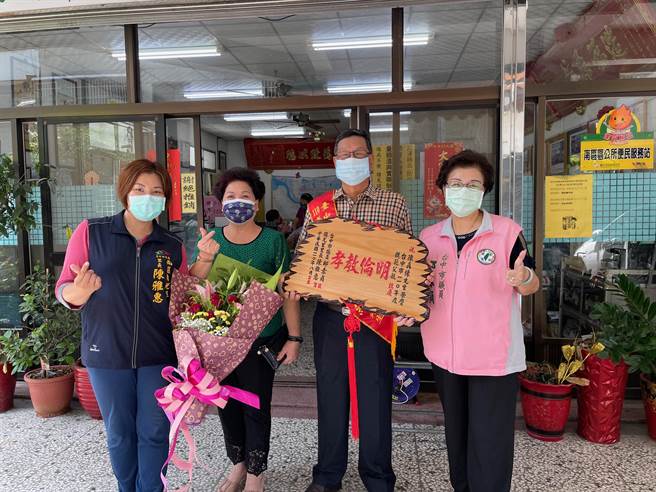 南區國光里110年度模範父親與孝行楷模表揚活動，市議員邱素貞與國光里里長陳雅惠也聯名頒發獲選模範父親的陳再緣（右二）「明倫教孝」木匾。（馮惠宜攝）