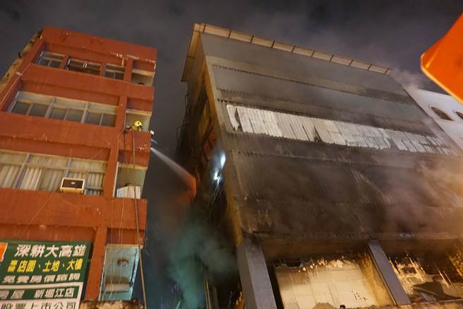 2016年，高雄盐埕区大新百货遭祝融。（柯宗纬摄）