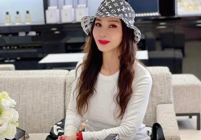 陈美凤保养得宜，被封为「台湾最美丽的欧巴桑」。（图/翻摄自陈美凤脸书）