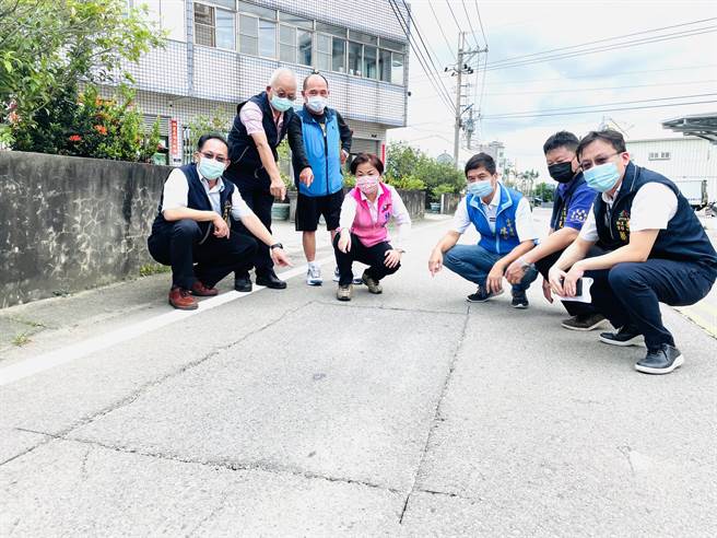 台中后里月湖路因重车长年辗压，加上地下自来水管线频频爆裂，路面品质堪虑。（王文吉摄）