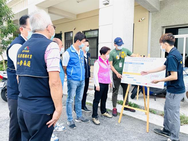 立委杨琼璎、市议员陈本添争取前瞻计画4000万元，进行月湖路自来水老旧管线汰换及路面改善工程。（王文吉摄）