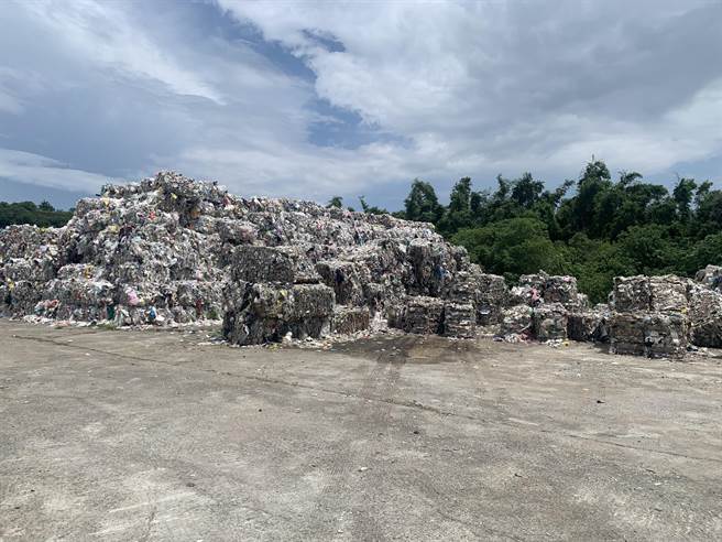 台中市議員張耀中要求環保局對文山焚化廠在地里和毗鄰里的空品作全面性監管，別讓白天空氣灰濛濛，夜間還得吸聞廢棄物堆積異味。（盧金足攝）